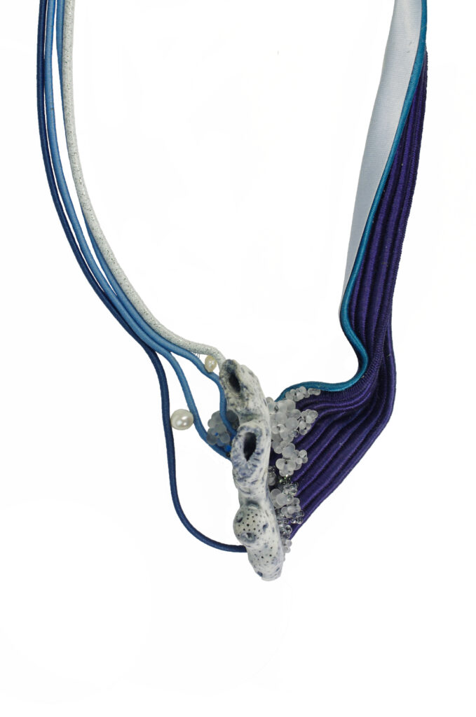 Frans Beelen - Halssieraad - Textiel, koraal, zoetwaterparels