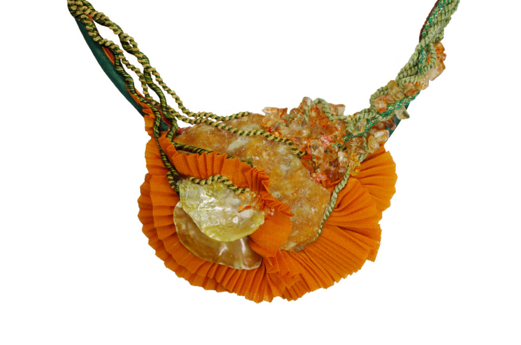 Frans Beelen - Halssieraad Detail Textiel, calciet, bergkristal, schelpen, glaskralen
